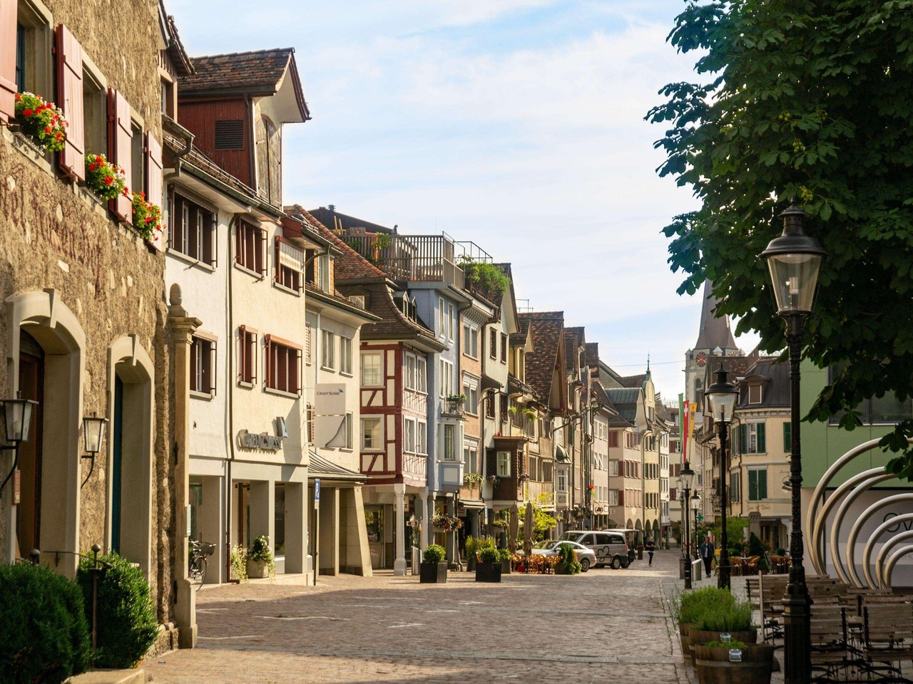 Historische Fassaden und gepflasterte Gasse in der Altstadt von Altstätten